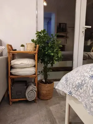 Un ou plusieurs lits dans un hébergement de l'établissement Superbe appartement avec jacuzzi avec jardin privé