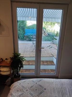 Un ou plusieurs lits dans un hébergement de l'établissement Superbe appartement avec jacuzzi avec jardin privé