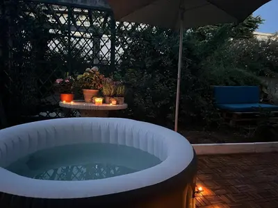 Jardin de l'établissement Superbe appartement avec jacuzzi avec jardin privé