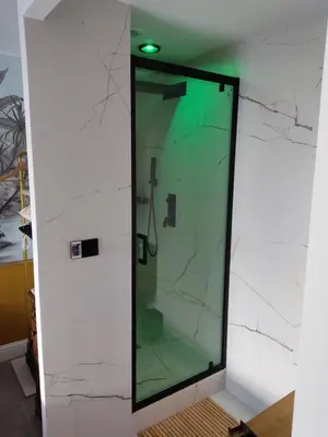 Salle de bains dans l'établissement Superbe appartement avec jacuzzi avec jardin privé