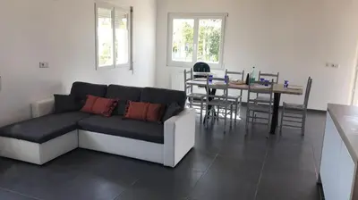 Coin salon dans l'établissement Bald'Home côté jardin