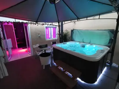 Plan de l'établissement Lyon superbe jacuzzi vue sur jardin