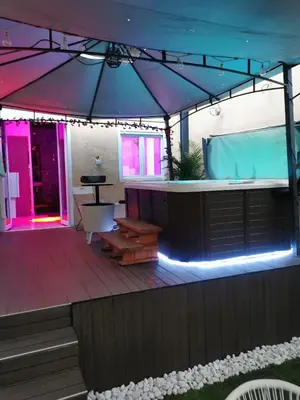 Plan de l'établissement Lyon superbe jacuzzi vue sur jardin