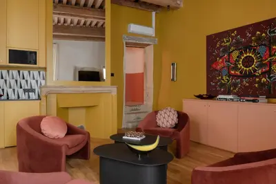 Télévision ou salle de divertissement dans l'établissement MiHotel Saint Jean