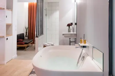 Salle de bains dans l'établissement MiHotel Charité