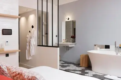 Salle de bains dans l'établissement MiHotel Charité