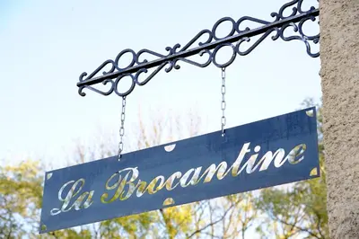 Certificat, récompense, panneau ou autre document affiché dans l'établissement La Brocantine