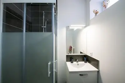 Salle de bains dans l'établissement L'Arty - Très joli studio moderne place Valmy