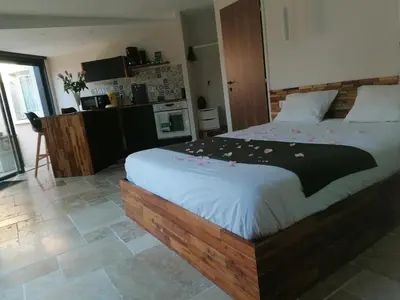 Un ou plusieurs lits dans un hébergement de l'établissement Charmant logis neuf équipé/Piscine/SPA/Sauna/Gym