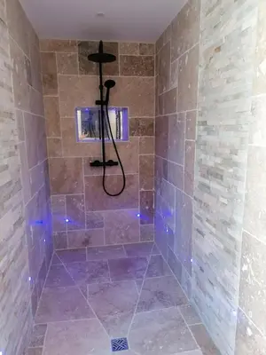 Salle de bains dans l'établissement Charmant logis neuf équipé/Piscine/SPA/Sauna/Gym