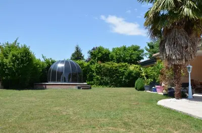 Jardin de l'établissement Charmant logis neuf équipé/Piscine/SPA/Sauna/Gym