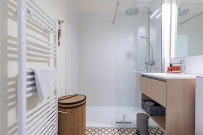 Salle de bains dans l'établissement LE NID DES CEDRES - Magnifique Studio terrasse Montplaisir