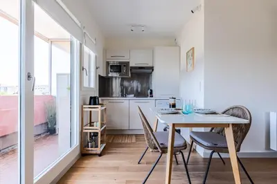 Cuisine ou kitchenette dans l'établissement LE NID DES CEDRES - Magnifique Studio terrasse Montplaisir