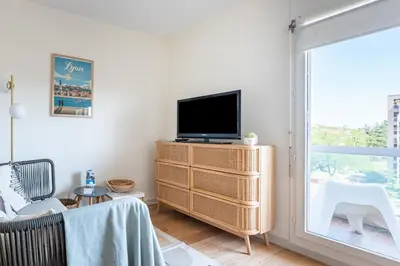 Télévision ou salle de divertissement dans l'établissement LE NID DES CEDRES - Magnifique Studio terrasse Montplaisir