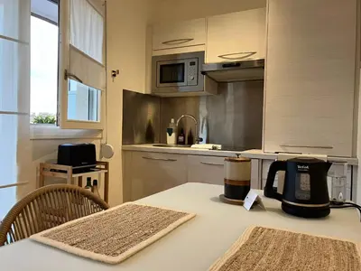 Cuisine ou kitchenette dans l'établissement LE NID DES CEDRES - Magnifique Studio terrasse Montplaisir