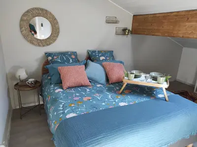 Un ou plusieurs lits dans un hébergement de l'établissement Campagne et Jacuzzi ... c'est cosy le Bumble Bee !