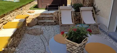 Coin salon dans l'établissement Campagne et Jacuzzi ... c'est cosy le Bumble Bee !