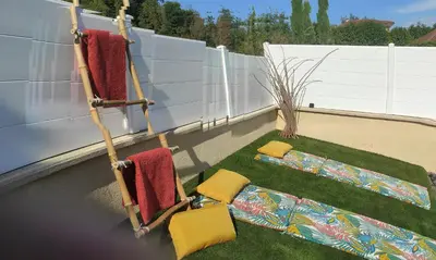 Jardin de l'établissement Campagne et Jacuzzi ... c'est cosy le Bumble Bee !