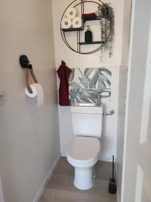 Salle de bains dans l'établissement Campagne et Jacuzzi ... c'est cosy le Bumble Bee !