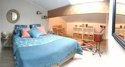 Un ou plusieurs lits dans un hébergement de l'établissement Campagne et Jacuzzi ... c'est cosy le Bumble Bee !
