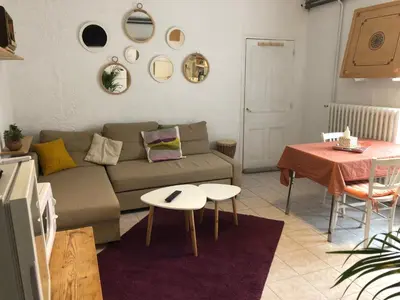 Coin salon dans l'établissement Gite cosy 25 min Lyon Vienne St Etienne