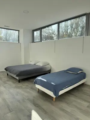 Un ou plusieurs lits dans un hébergement de l'établissement Loft épuré avec parking privé.