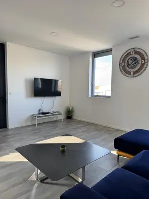 Télévision ou salle de divertissement dans l'établissement Loft épuré avec parking privé.