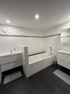 Salle de bains dans l'établissement Maison spacieuse avec grand jardin et parking à 20 min de Lyon