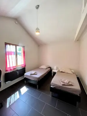 Un ou plusieurs lits dans un hébergement de l'établissement Maison spacieuse avec grand jardin et parking à 20 min de Lyon