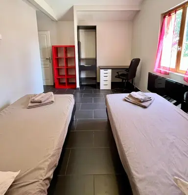 Un ou plusieurs lits dans un hébergement de l'établissement Maison spacieuse avec grand jardin et parking à 20 min de Lyon
