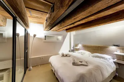 Un ou plusieurs lits dans un hébergement de l'établissement All in Lyon | Duplex design Vieux Lyon