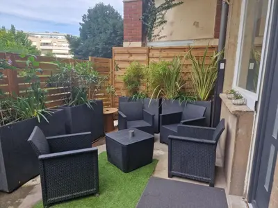 Coin salon dans l'établissement appartement cosy en centre ville avec terrasse