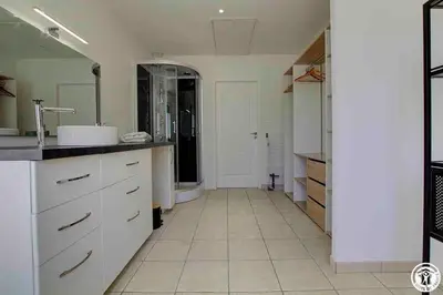Cuisine ou kitchenette dans l'établissement Gite L'Entraxe très lumineux au cœur de Saint Didier