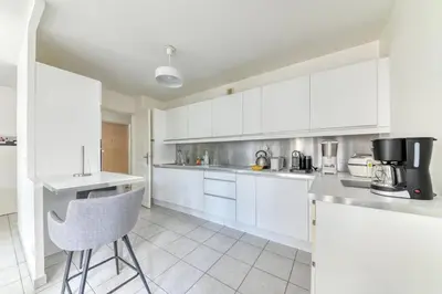 Cuisine ou kitchenette dans l'établissement Lyon 3 Calme urbain Wi-Fi 313 Mbps Garage box