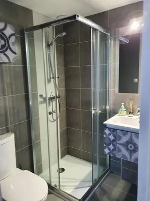 Salle de bains dans l'établissement Studio meublé Saint-Cyr-au-mont-d'or