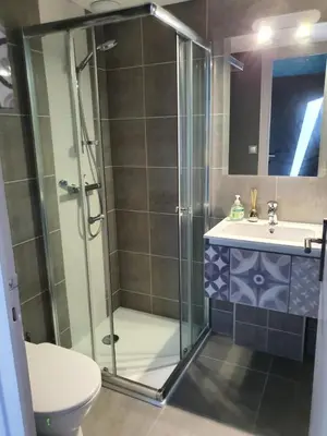 Salle de bains dans l'établissement Studio meublé Saint-Cyr-au-mont-d'or