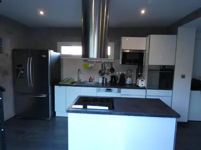 Cuisine ou kitchenette dans l'établissement Maison moderne et spacieuse avec piscine