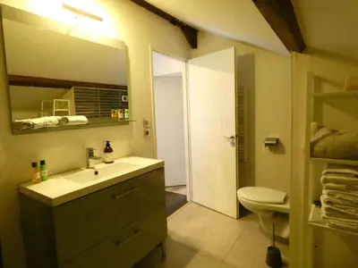 Salle de bains dans l'établissement Maison moderne et spacieuse avec piscine