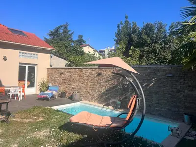 Piscine de l'établissement Maison moderne et spacieuse avec piscine ou située à proximité