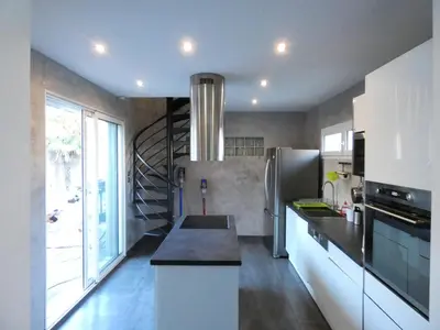 Cuisine ou kitchenette dans l'établissement Maison moderne et spacieuse avec piscine