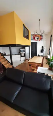 Coin salon dans l'établissement Duplex industriel au coeur de Lyon
