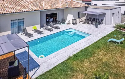 Piscine de l'établissement Cozy Home In Pont-Évêque ou située à proximité