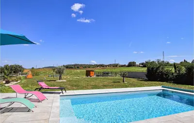 Piscine de l'établissement Cozy Home In Pont-Évêque ou située à proximité