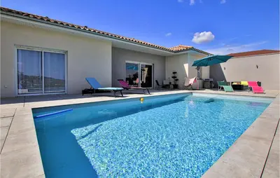 Piscine de l'établissement Cozy Home In Pont-Évêque ou située à proximité