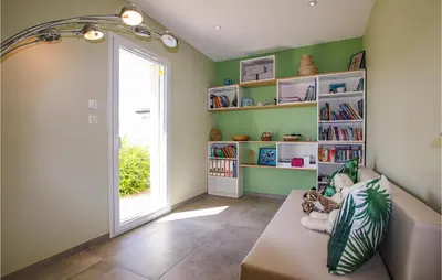 Coin salon dans l'établissement Cozy Home In Pont-Évêque