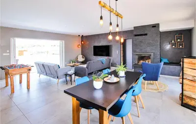 Télévision ou salle de divertissement dans l'établissement Cozy Home In Pont-Évêque