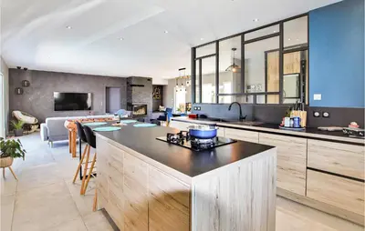 Cuisine ou kitchenette dans l'établissement Cozy Home In Pont-Évêque