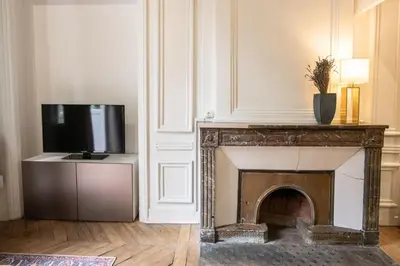 Télévision ou salle de divertissement dans l'établissement Le Chavannes -Ecrin élégant & Cosy - Pentes de la Croix Rousse