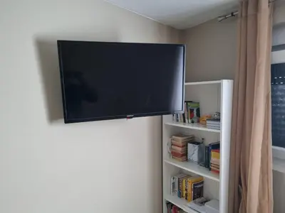 Télévision ou salle de divertissement dans l'établissement T1 meublé