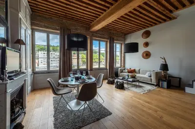 Télévision ou salle de divertissement dans l'établissement LE LOFT ETHNIC - avec jolie vue sur la Saône